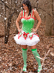 Nice teen babe Nikki outdoor photo set